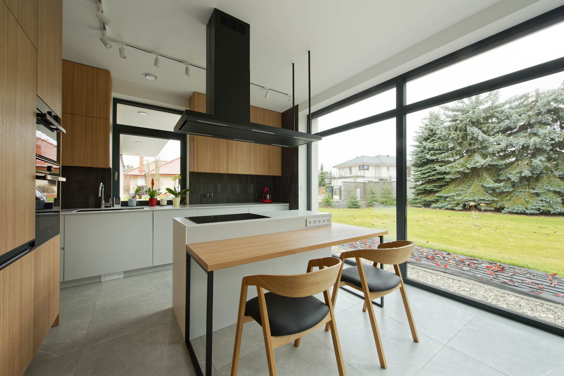 Kuchnia z okapem Metropolis Black Matt. Projekt PUKU Studio. Zdjęcia Radek Słowik.