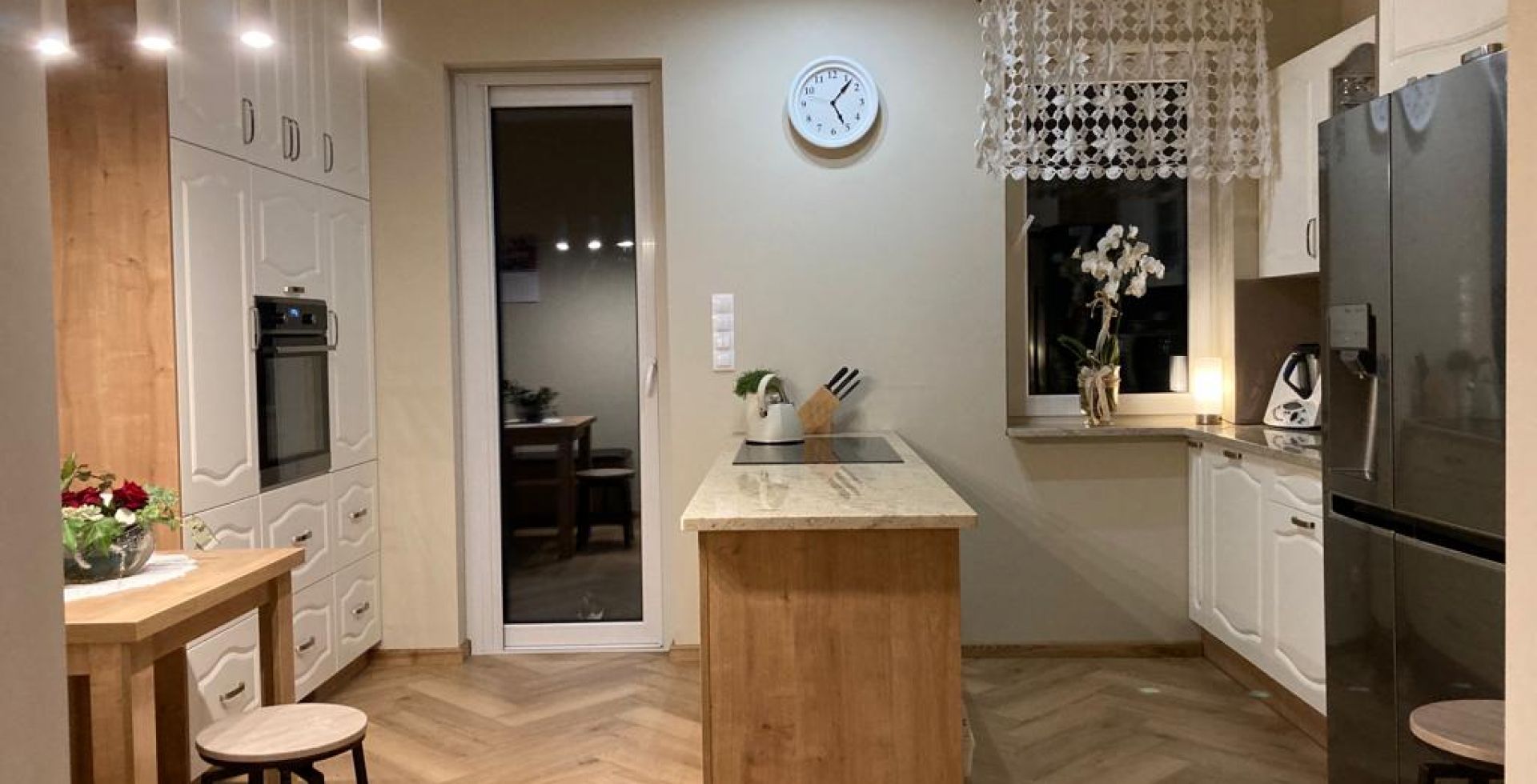 Hota De tavan Astor White - Alb - Aranjament 4