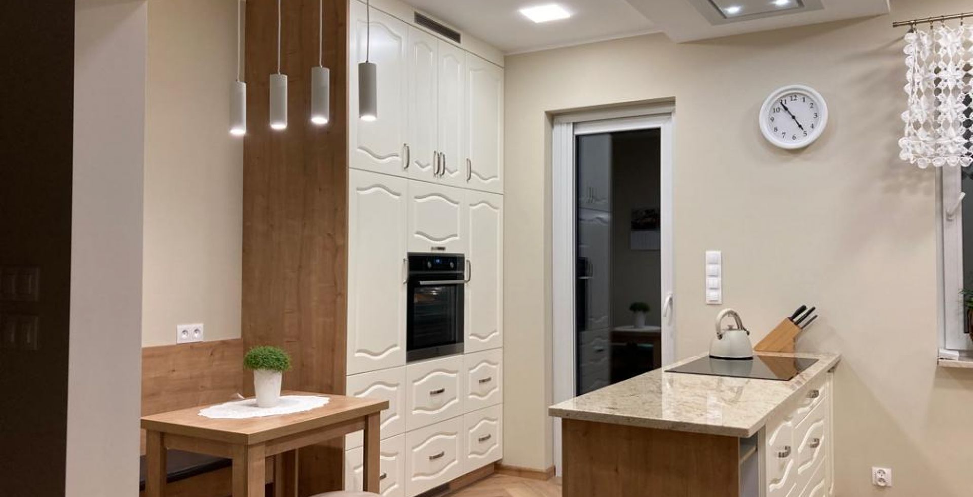 Hota De tavan Astor White - Alb - Aranjament 5