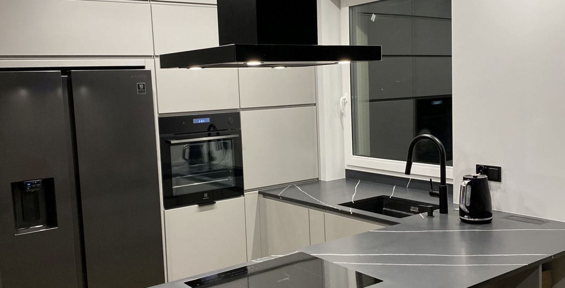 Hota insula Sento Island Strips Black Matt - Negru Mat - Aranjament 4