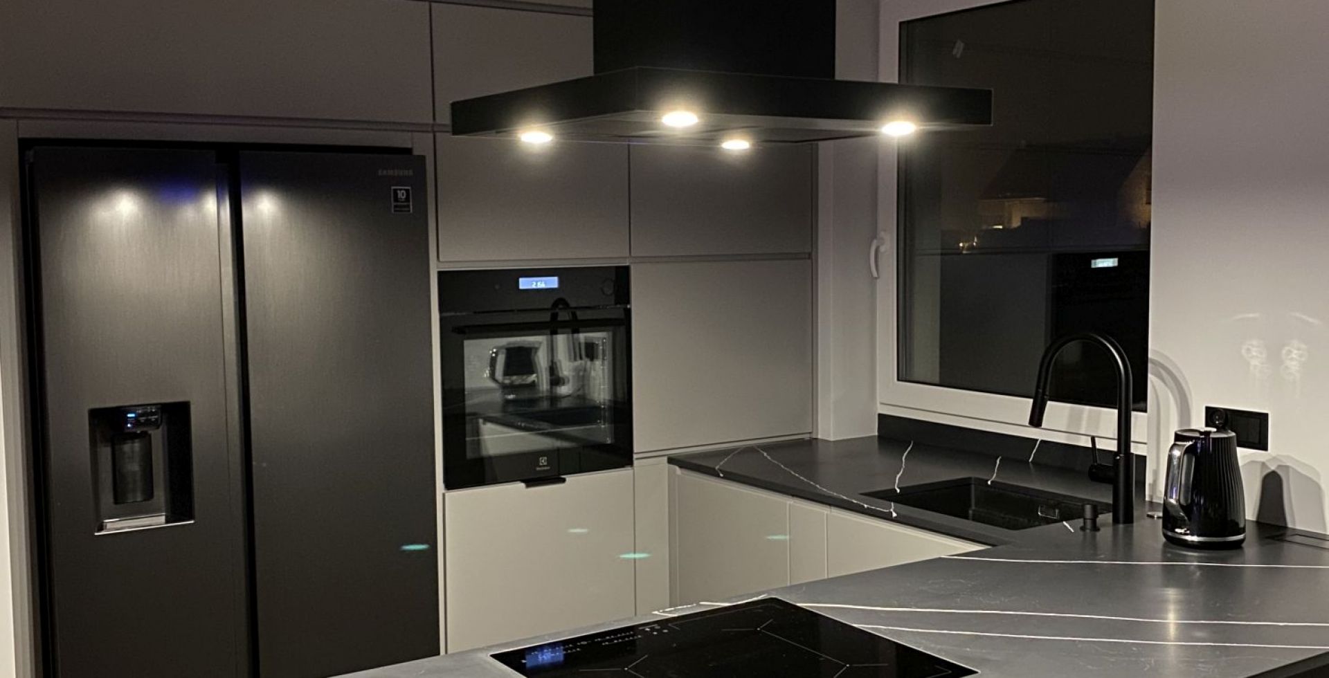 Hota insula Sento Island Strips Black Matt - Negru Mat - Aranjament 9