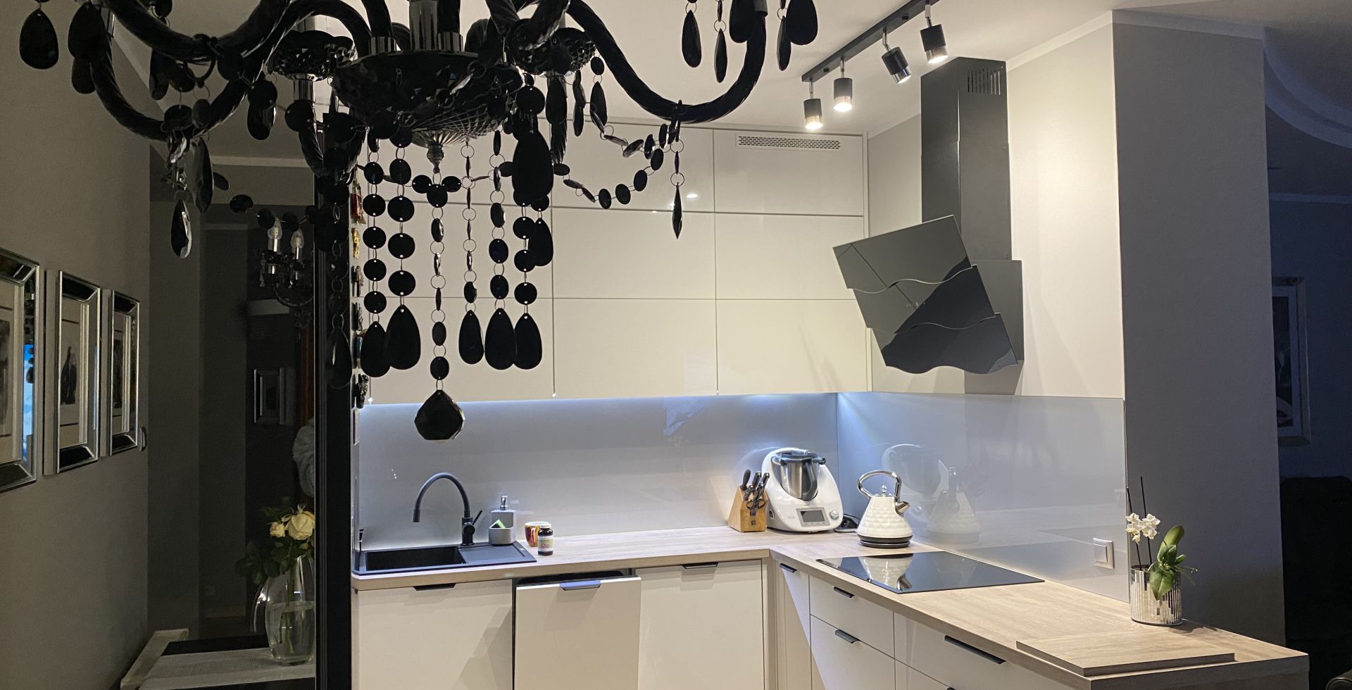 Hota decorative Ivo Black - Negru lucios - Aranjament 30