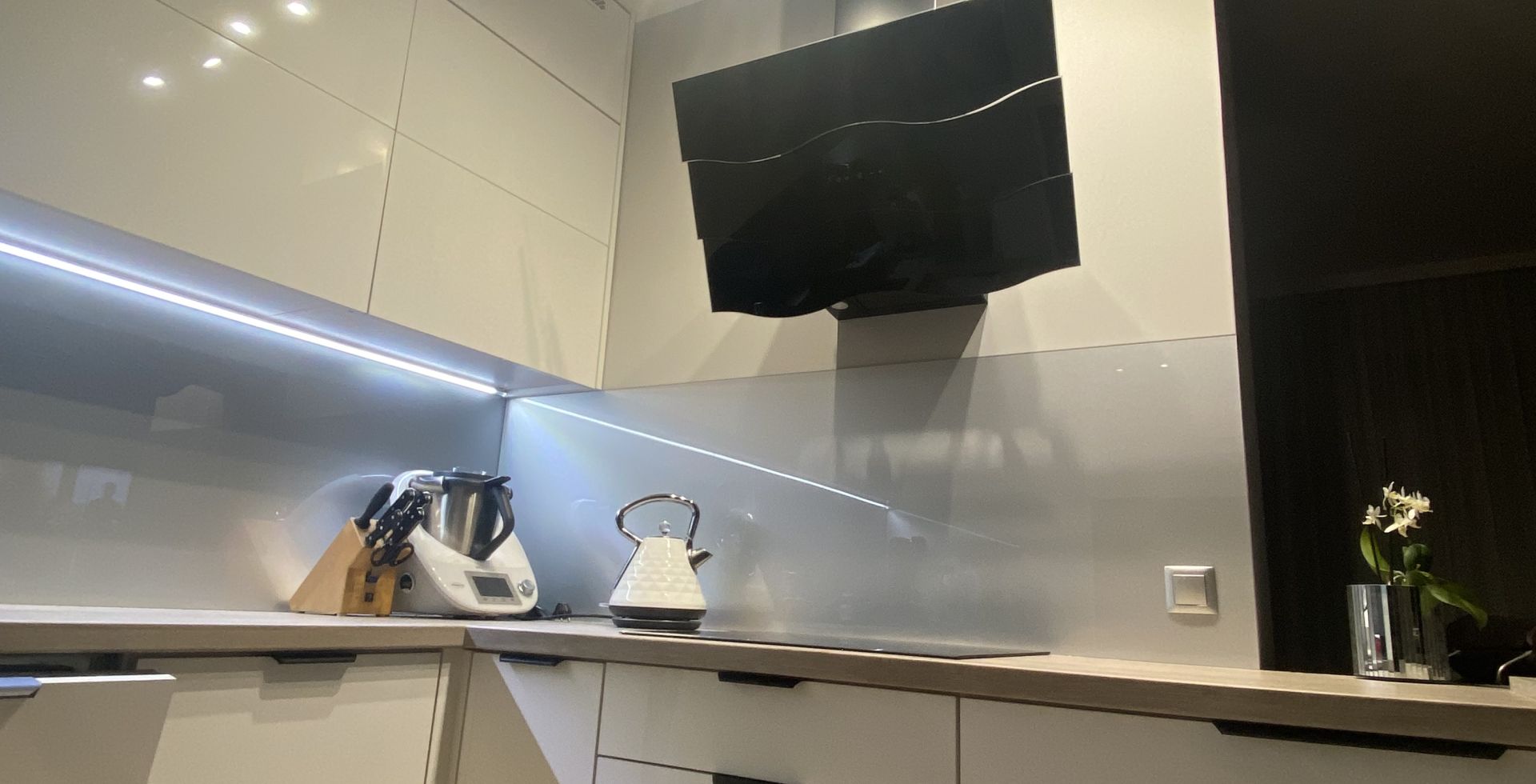 Hota decorative Ivo Black - Negru lucios - Aranjament 31