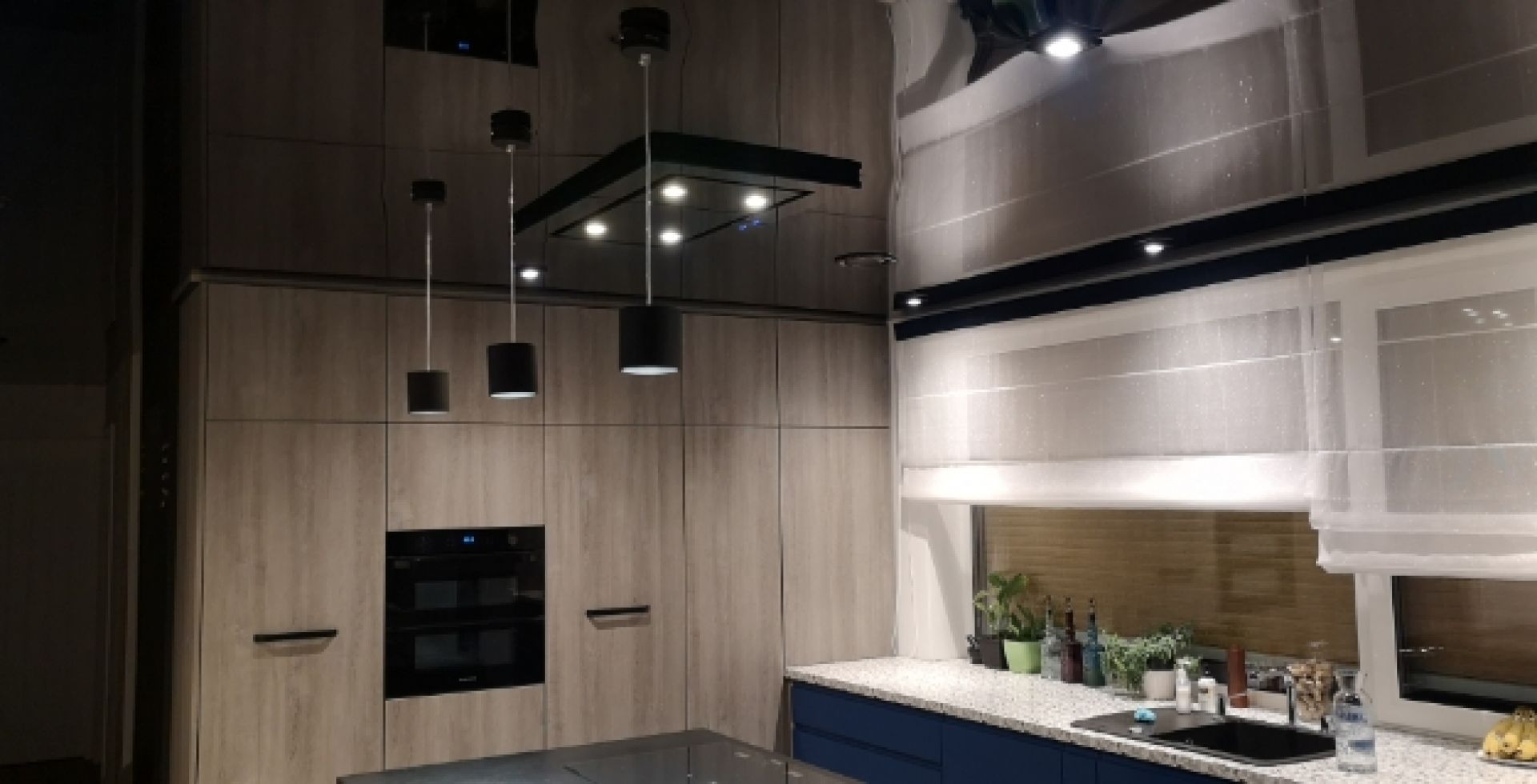 Hota De tavan Astor Black - Negru lucios - Aranjament 2