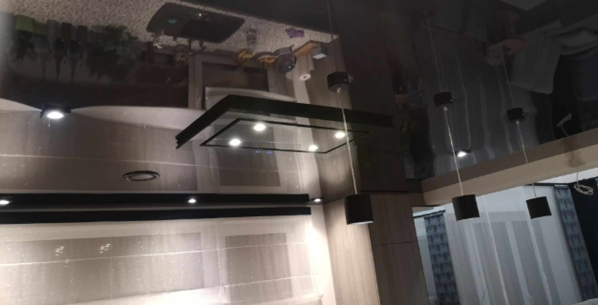 Hota De tavan Astor Black - Negru lucios - Aranjament