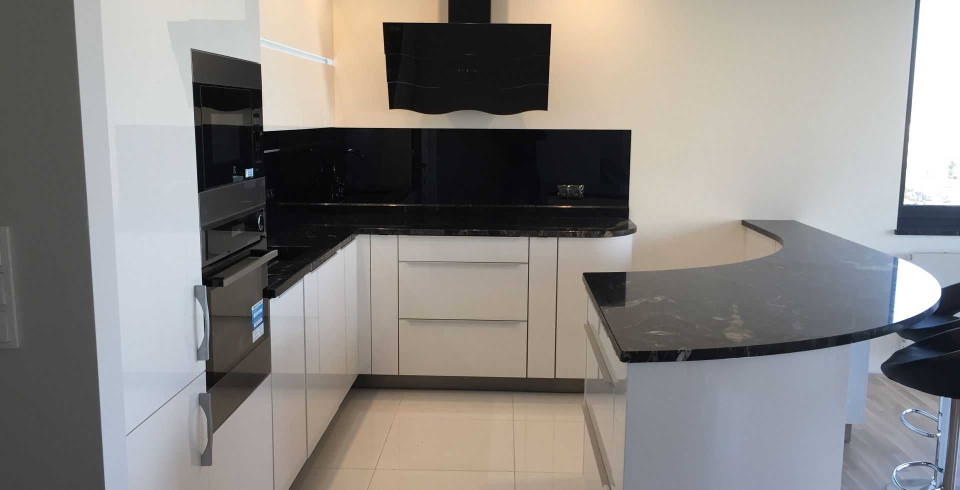 Hota decorative Ivo Black - Negru lucios - Aranjament