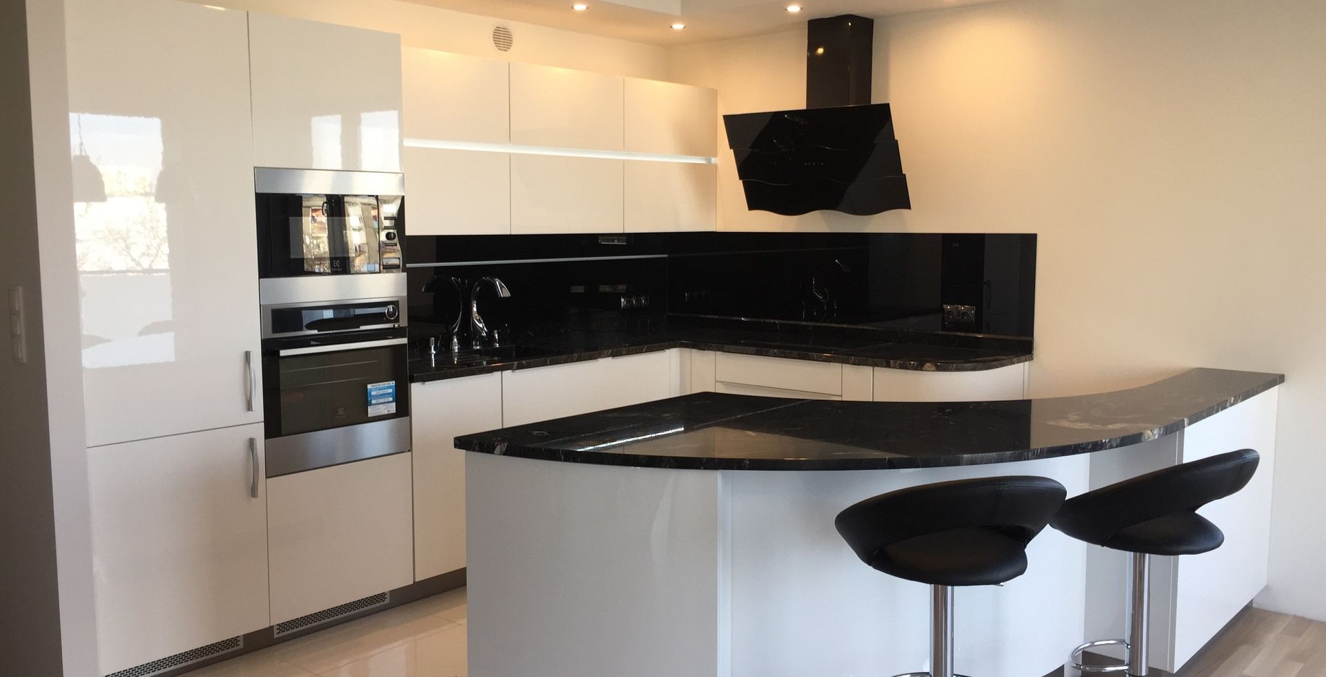 Hota decorative Ivo Black - Negru lucios - Aranjament 2