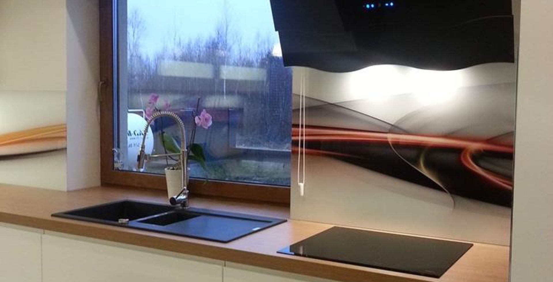 Hota decorative Ivo Black - Negru lucios - Aranjament 4