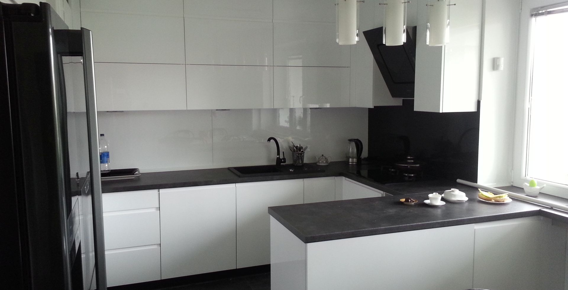 Hota decorative Adria Black - Negru lucios - Aranjament