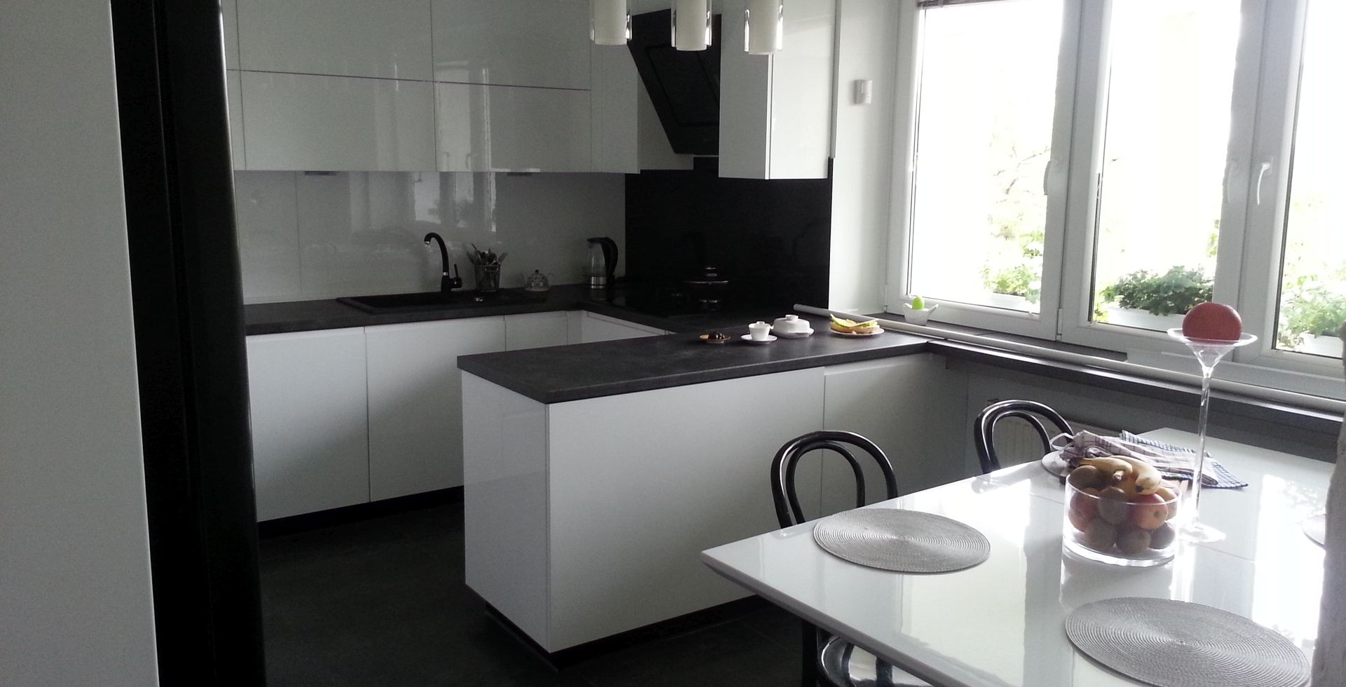 Hota decorative Adria Black - Negru lucios - Aranjament 2