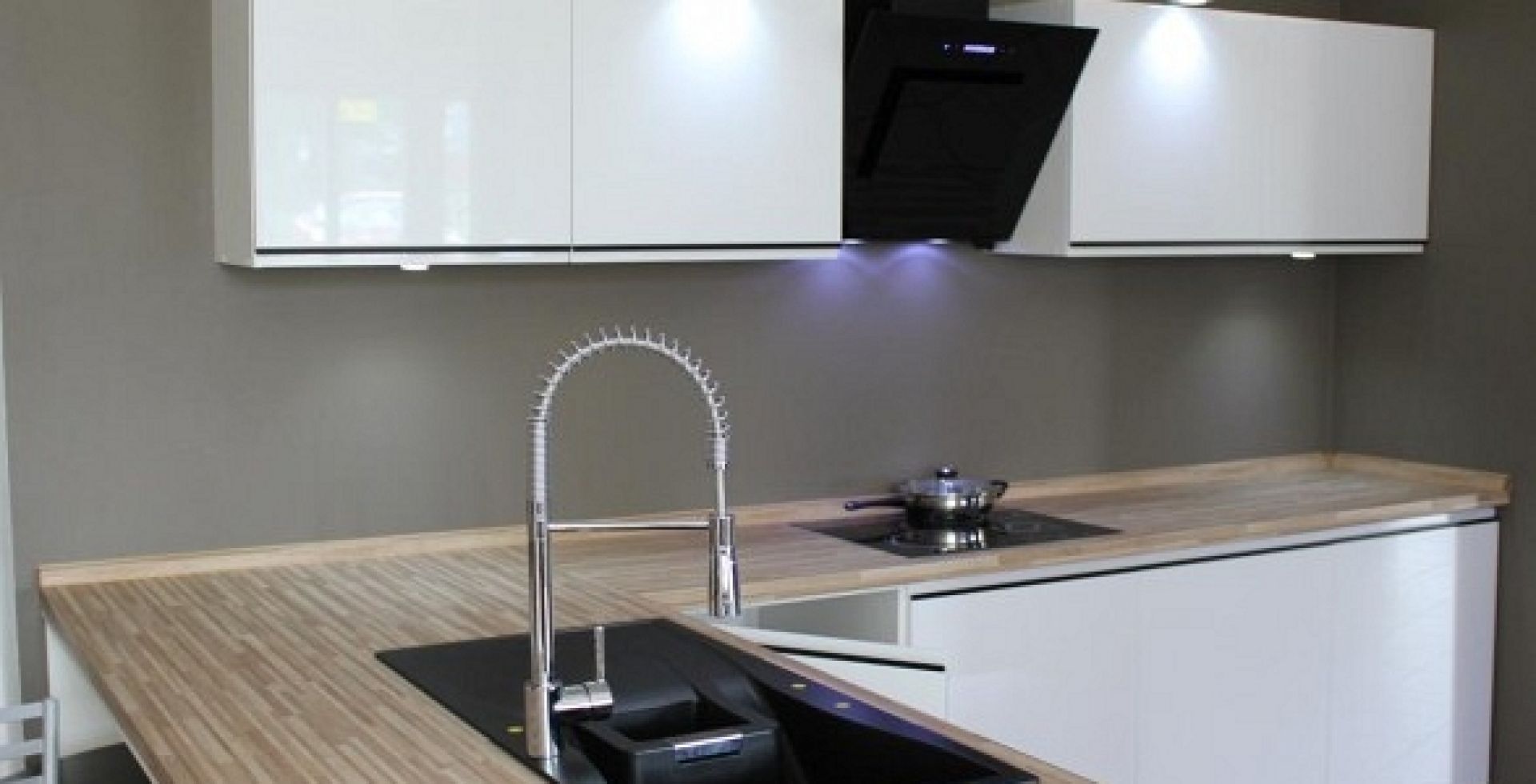 Hota decorative Adria Black - Negru lucios - Aranjament 3