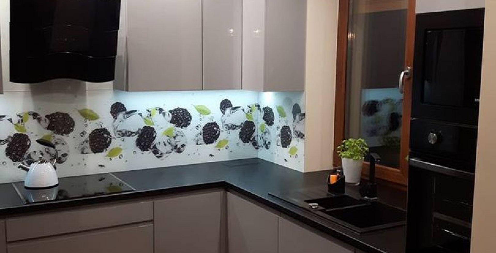 Hota decorative Ivo Black - Negru lucios - Aranjament 5