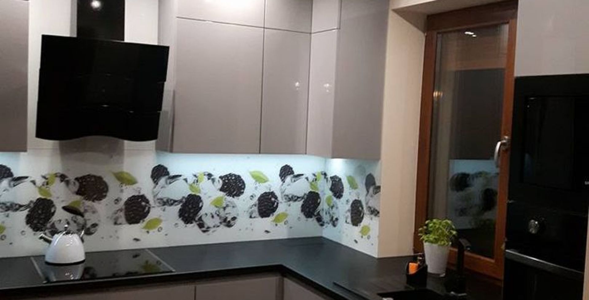 Hota decorative Ivo Black - Negru lucios - Aranjament 7