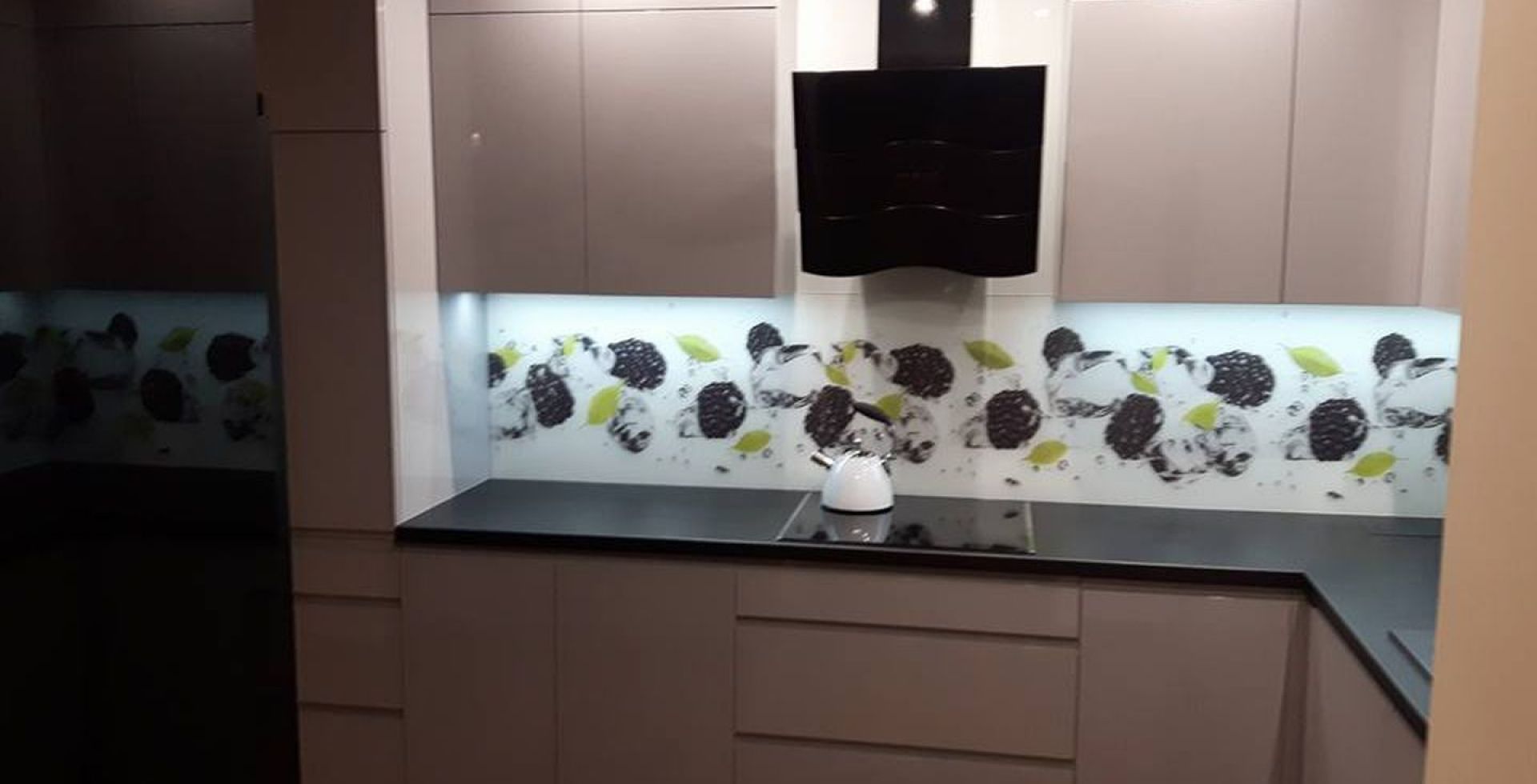 Hota decorative Ivo Black - Negru lucios - Aranjament 6