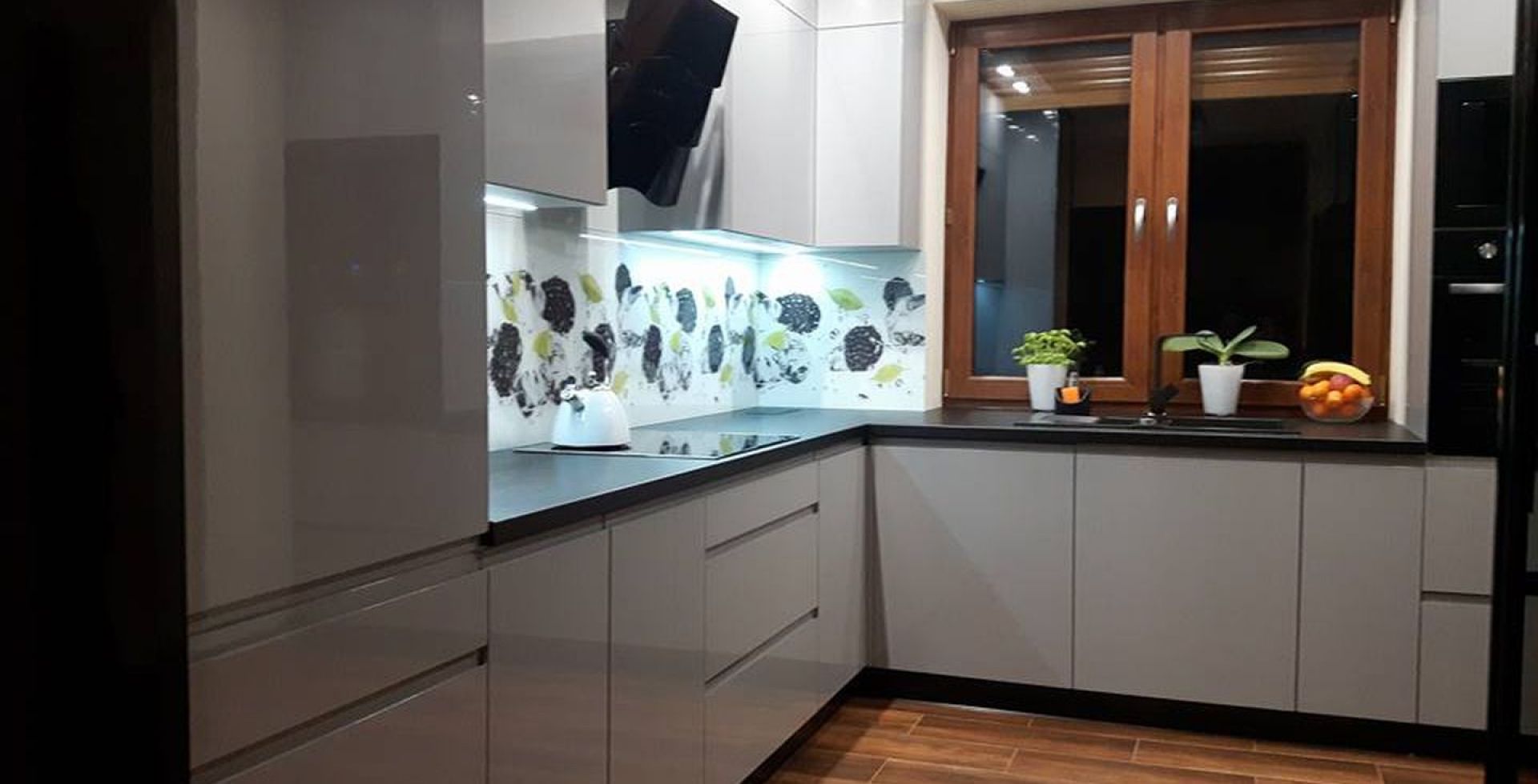 Hota decorative Ivo Black - Negru lucios - Aranjament 8