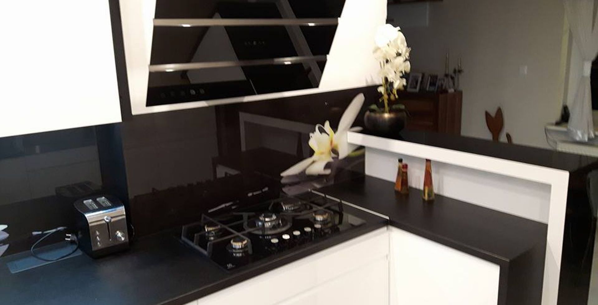 Hota decorative Merido Black - Negru lucios - Aranjament 19