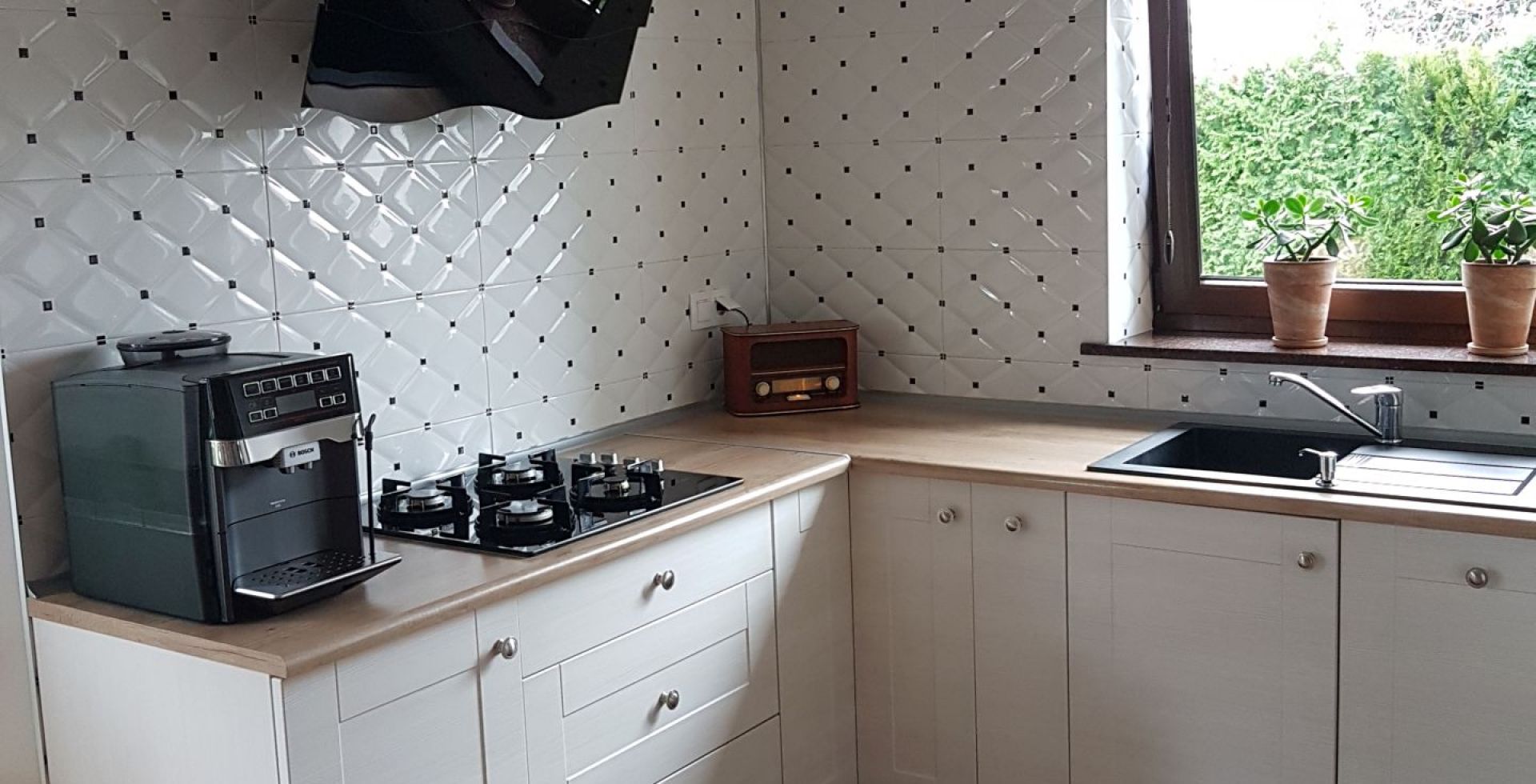 Hota decorative Ivo Black - Negru lucios - Aranjament 10