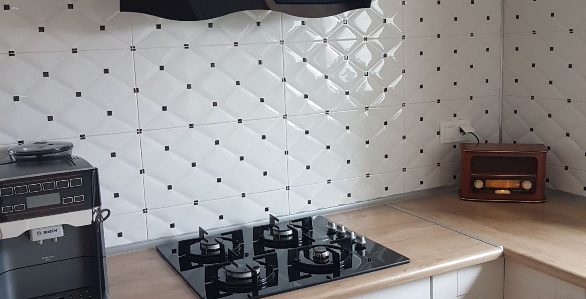 Hota decorative Ivo Black - Negru lucios - Aranjament 11