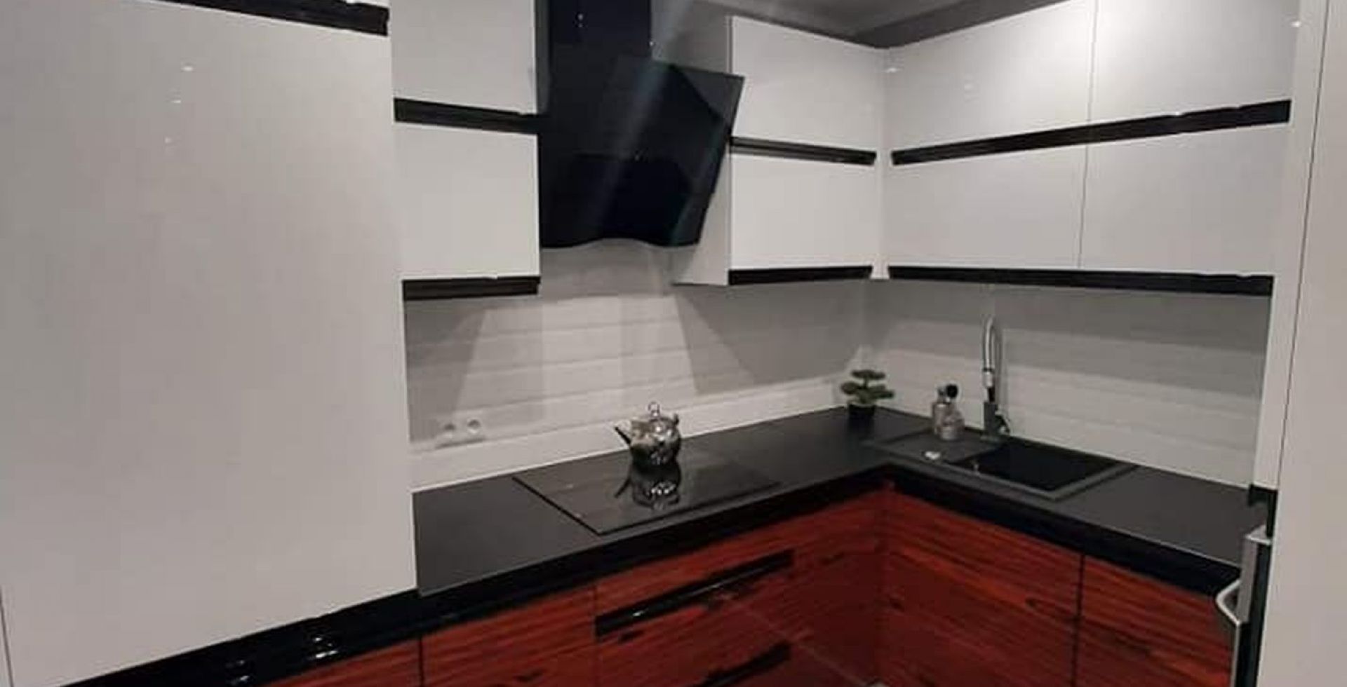 Hota decorative Ivo Black - Negru lucios - Aranjament 13