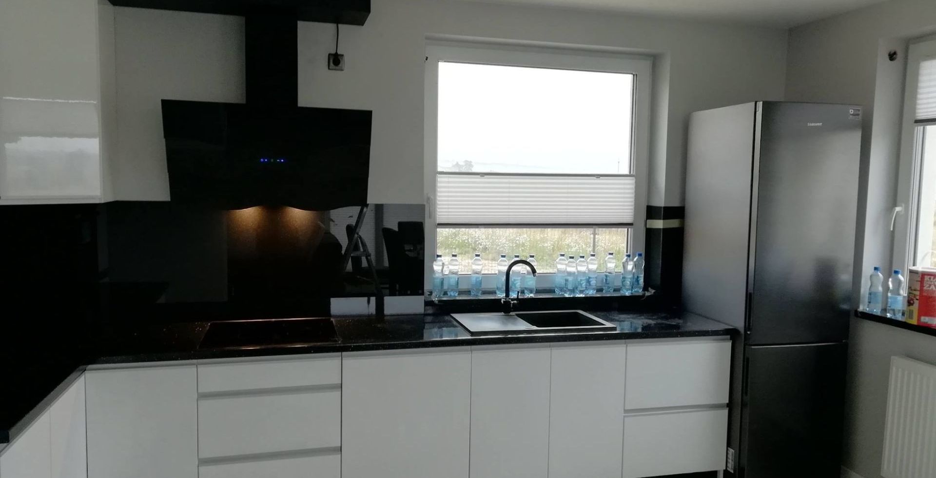 Hota decorative Ivo Black - Negru lucios - Aranjament 16