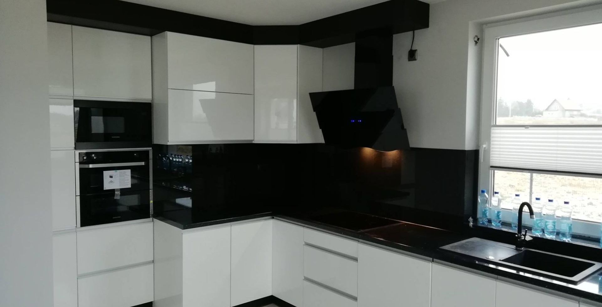 Hota decorative Ivo Black - Negru lucios - Aranjament 17