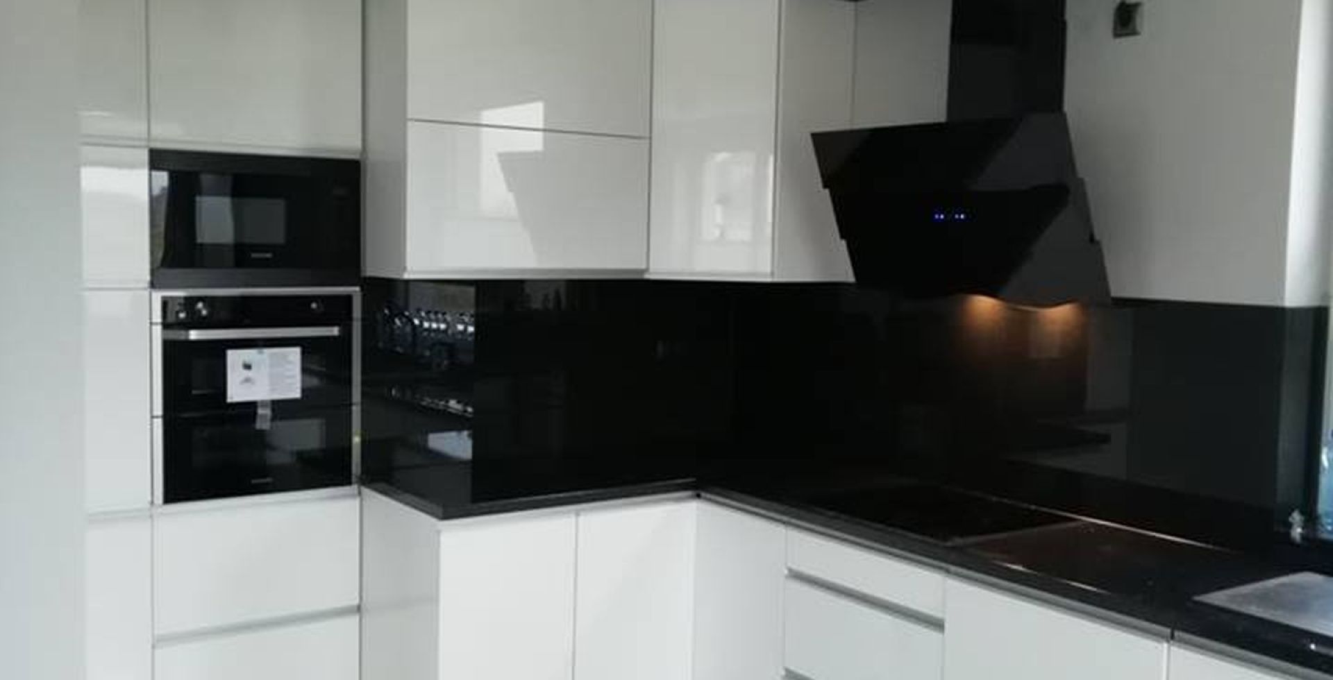 Hota decorative Ivo Black - Negru lucios - Aranjament 18