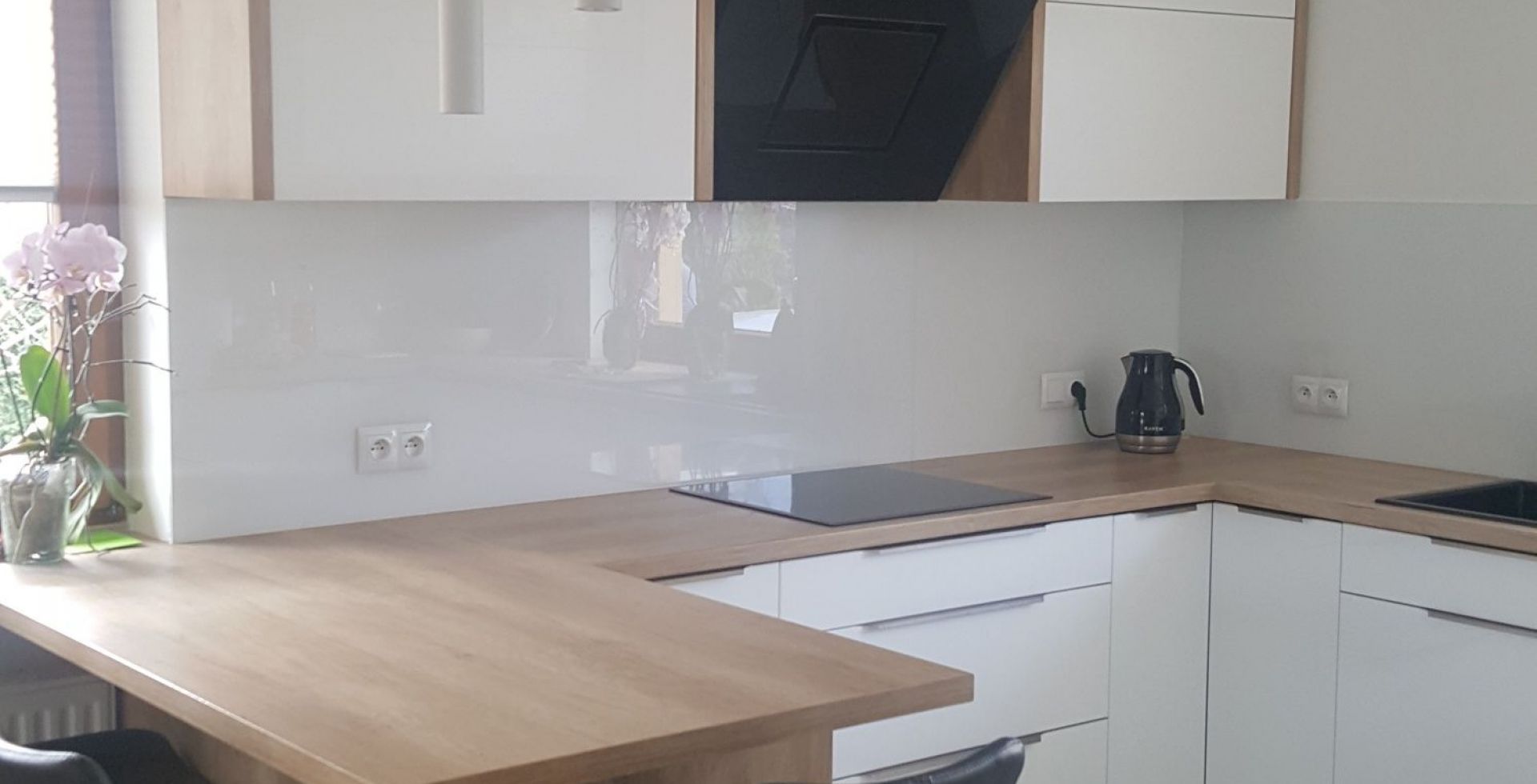 Hota decorative Adria Black - Negru lucios - Aranjament 4