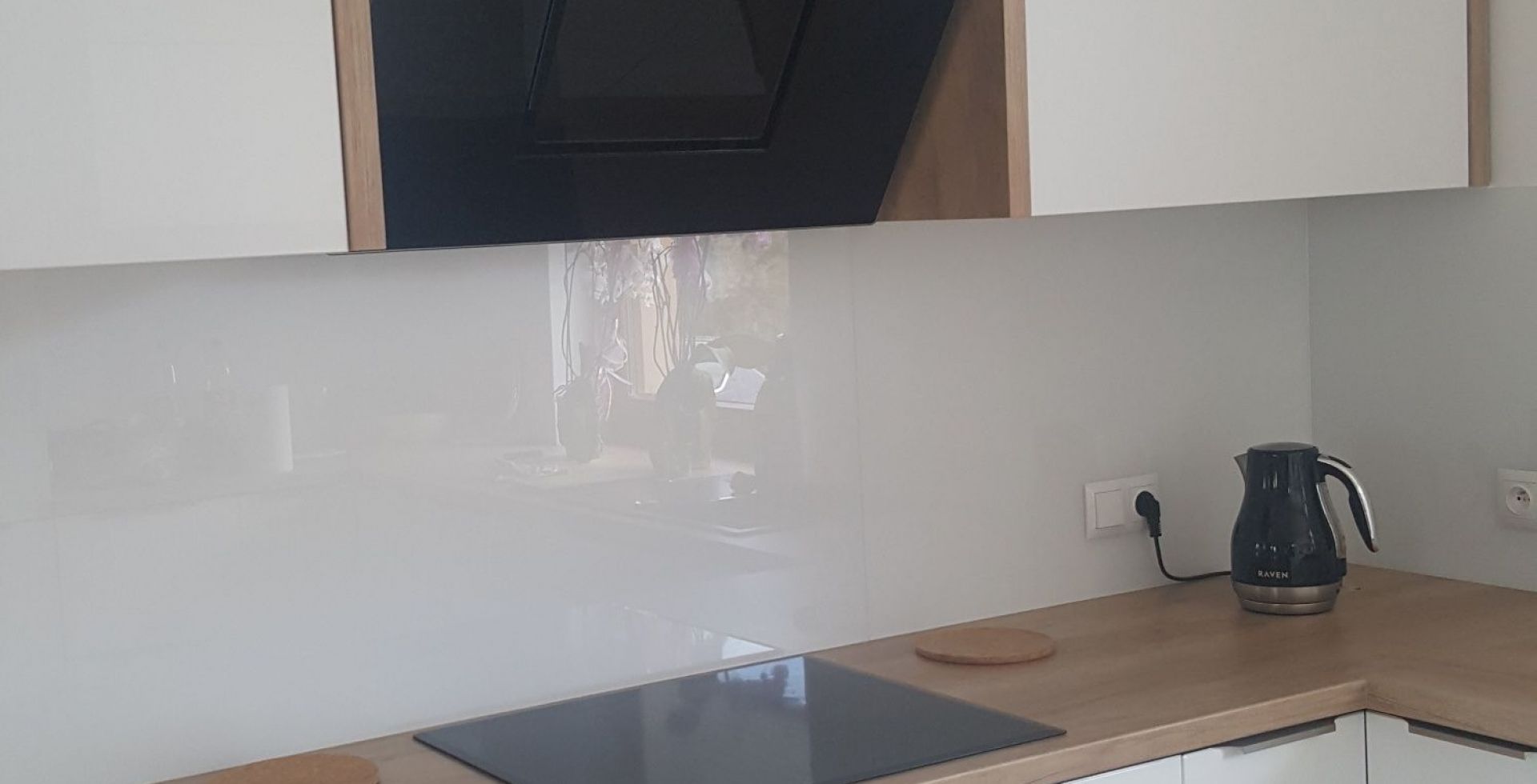 Hota decorative Adria Black - Negru lucios - Aranjament 5