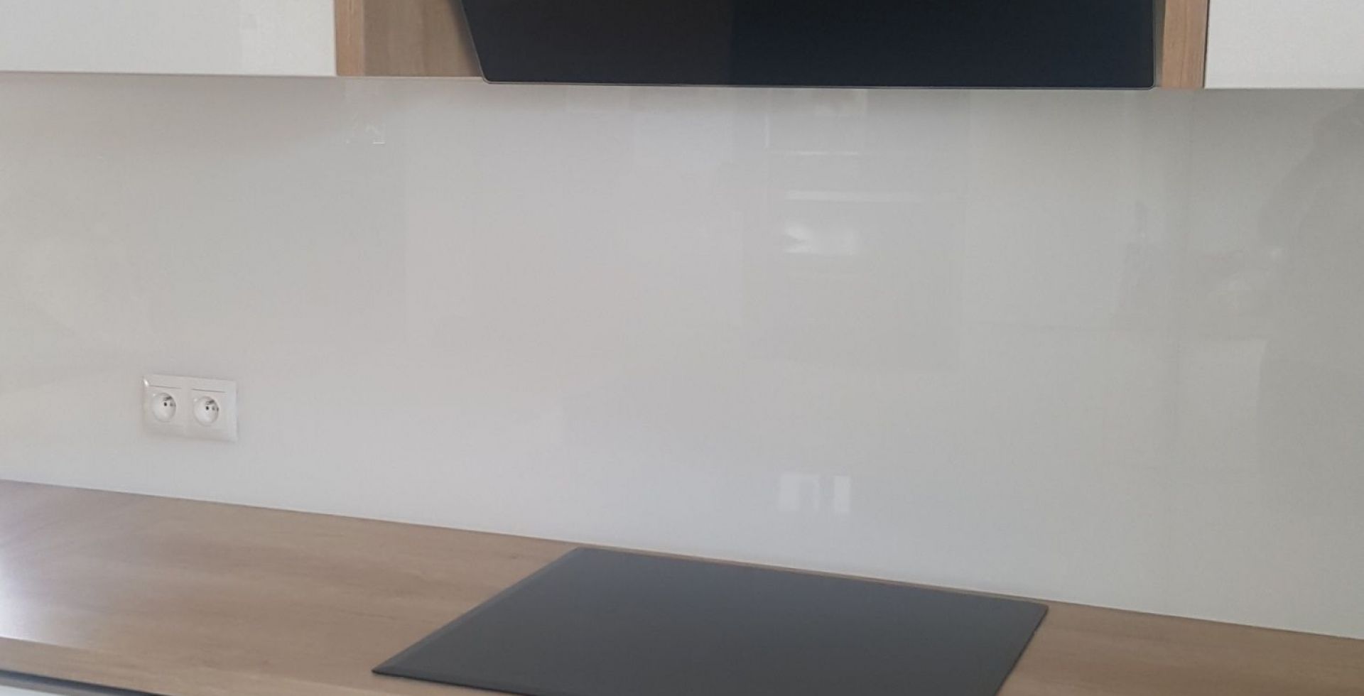 Hota decorative Adria Black - Negru lucios - Aranjament 8