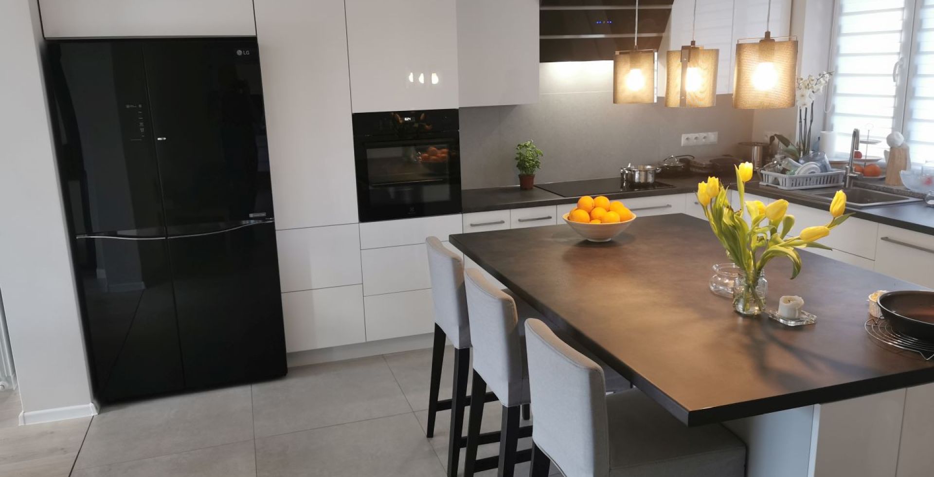 Hota decorative Merido Black - Negru lucios - Aranjament 2