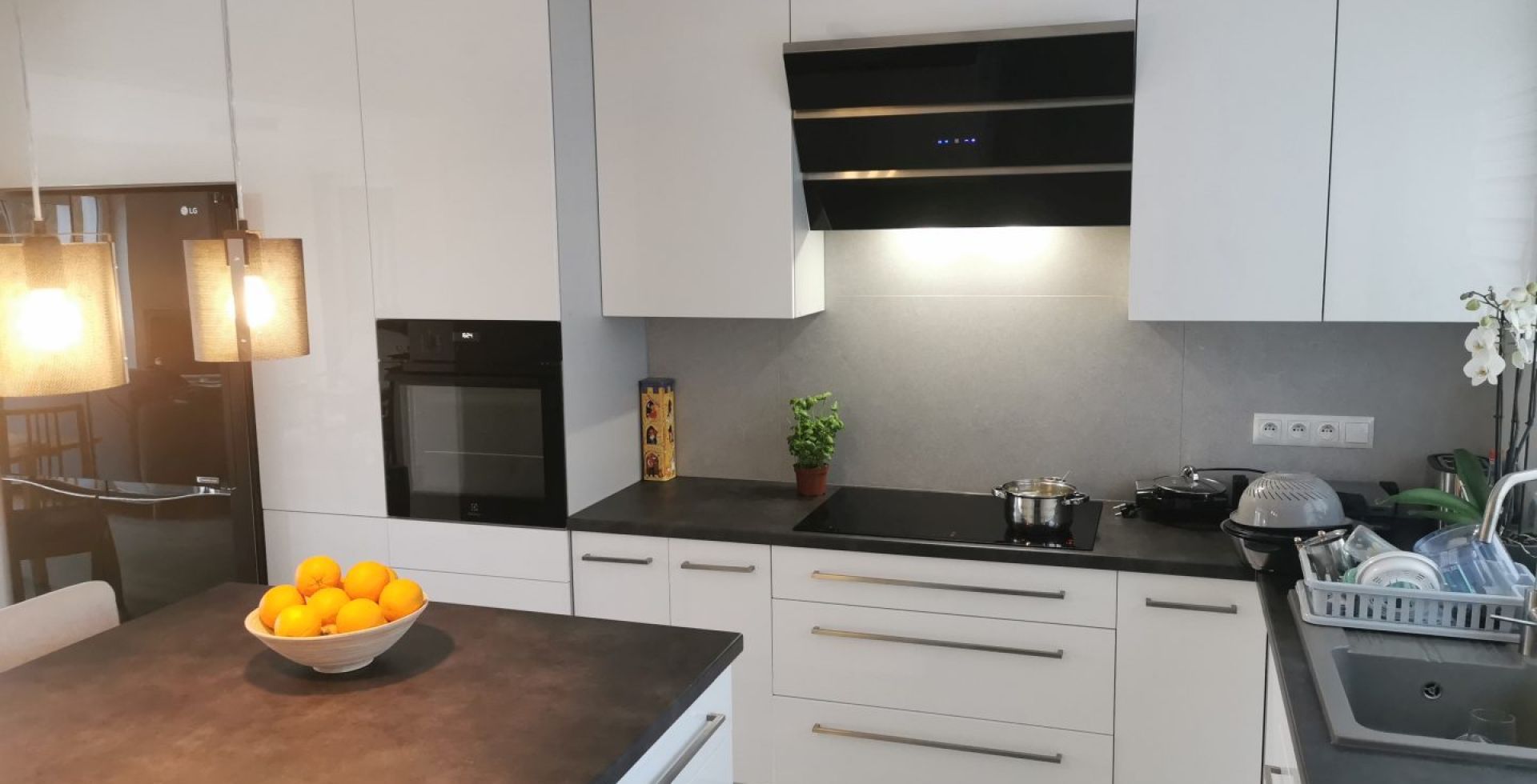 Hota decorative Merido Black - Negru lucios - Aranjament 3