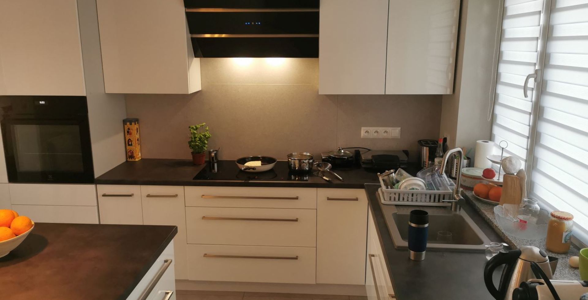 Hota decorative Merido Black - Negru lucios - Aranjament