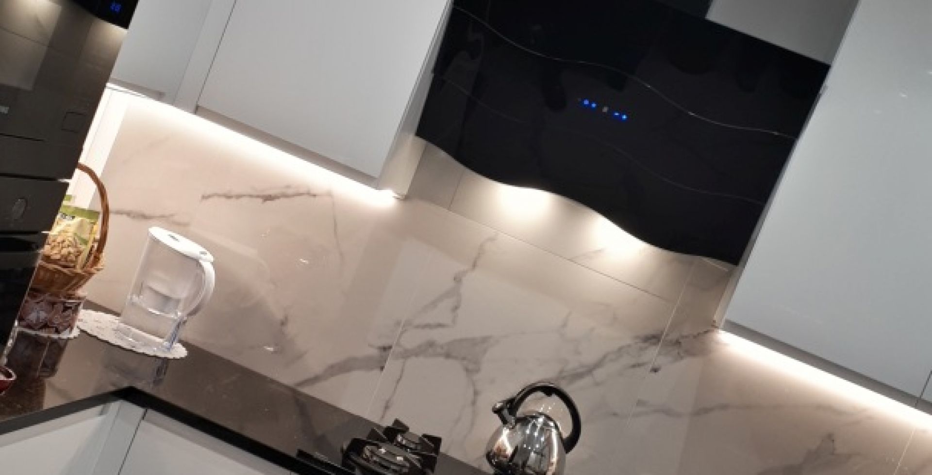 Hota decorative Ivo Black - Negru lucios - Aranjament 21