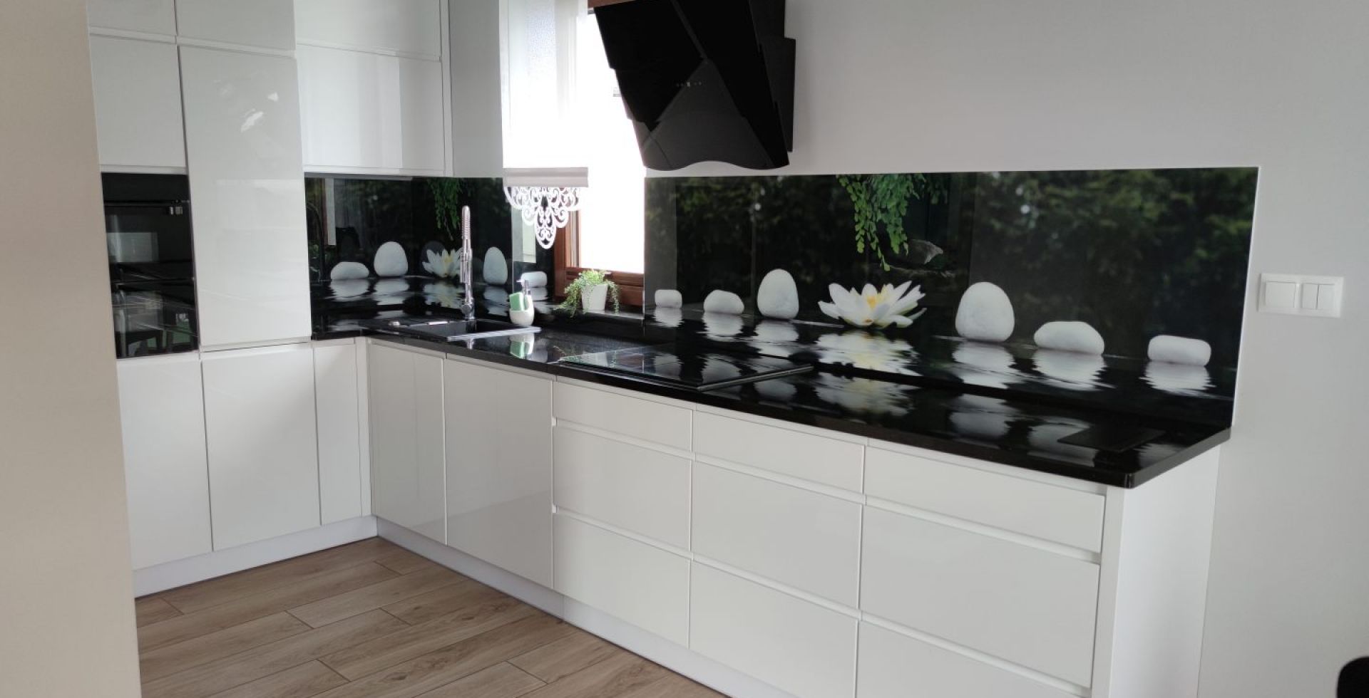 Hota decorative Ivo Black - Negru lucios - Aranjament 22