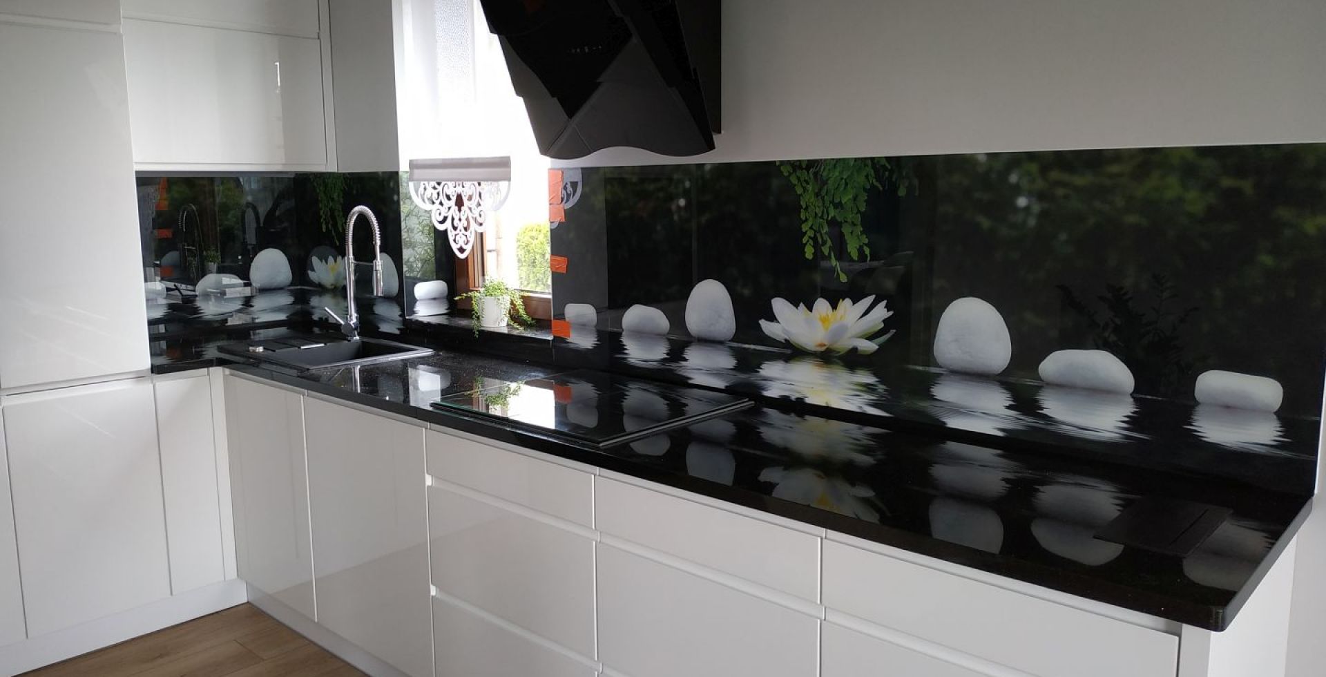 Hota decorative Ivo Black - Negru lucios - Aranjament 23