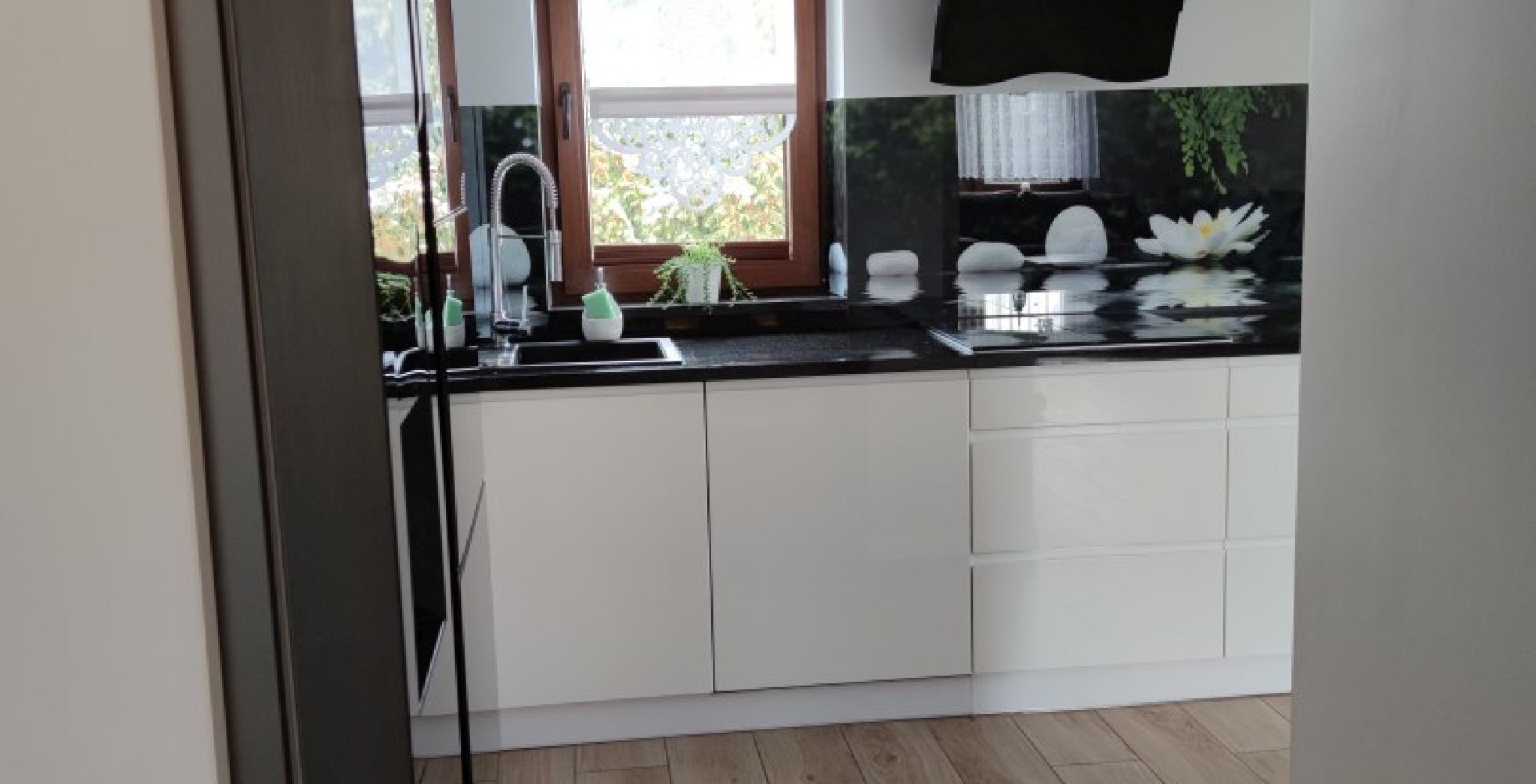 Hota decorative Ivo Black - Negru lucios - Aranjament 24