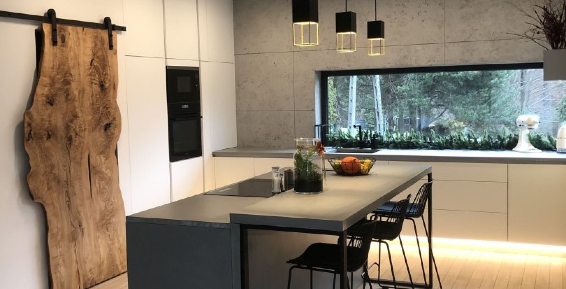 Hota De tavan Grand White - Alb - Aranjament 3