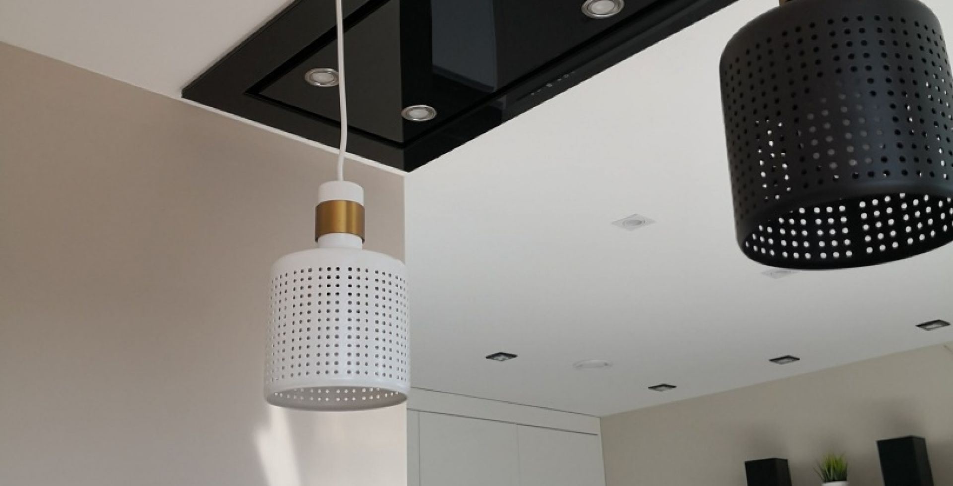 Hota De tavan Astor Black - Negru lucios - Aranjament 4