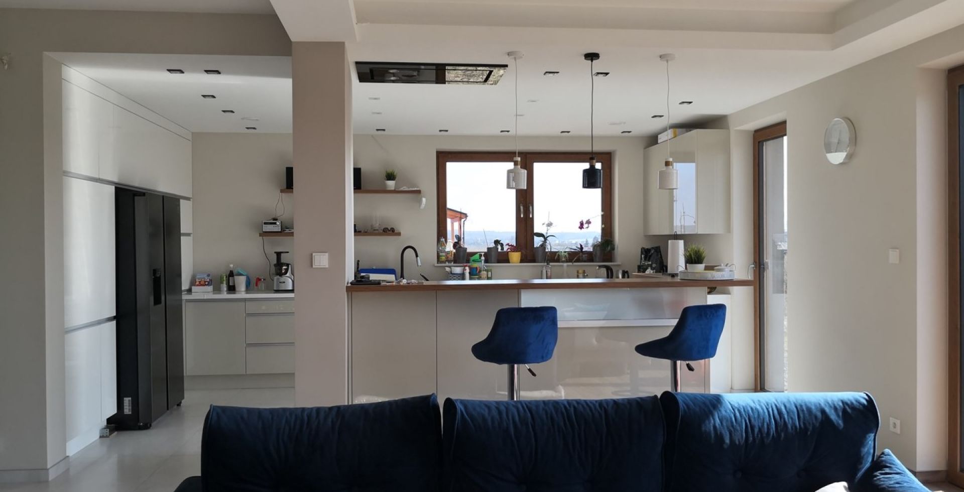 Hota De tavan Astor Black - Negru lucios - Aranjament 5